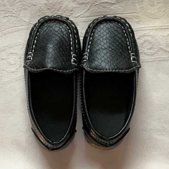 Toddlers Black Moccasins with Textured Suede Finish - Picture 6 of 8